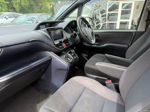 161 Toyota Voxy Hybrid 7 Seater 386932655