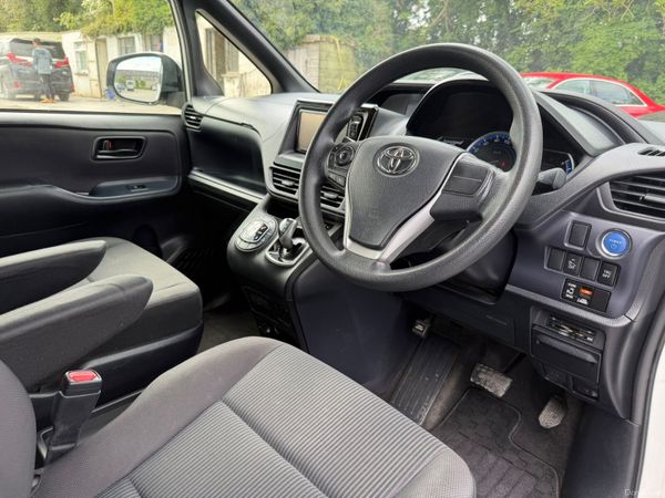 161 Toyota Voxy Hybrid 7 Seater 386932657