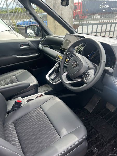 Toyota Noah 2024 7 Seater 387855671