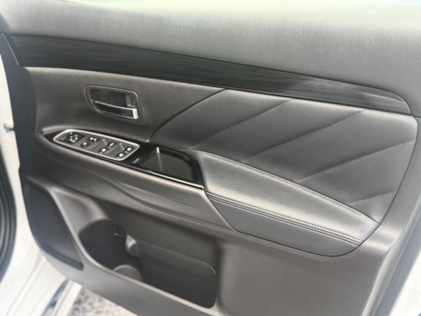 2018 Mitsubishi Oulander Phev G / Premium Package 388075053