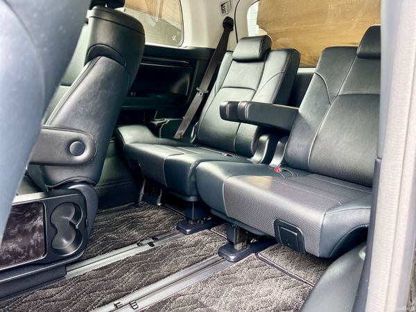19 Toyota Alphard Hybrid Executive E-Four 4WD 388165051