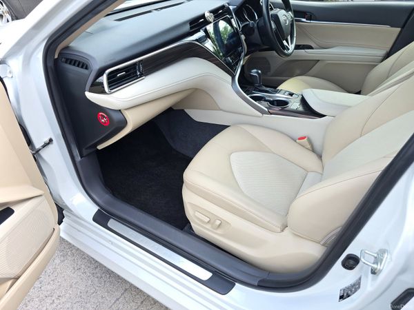 181 Toyota Camry 2.5 Hybrid 388342409