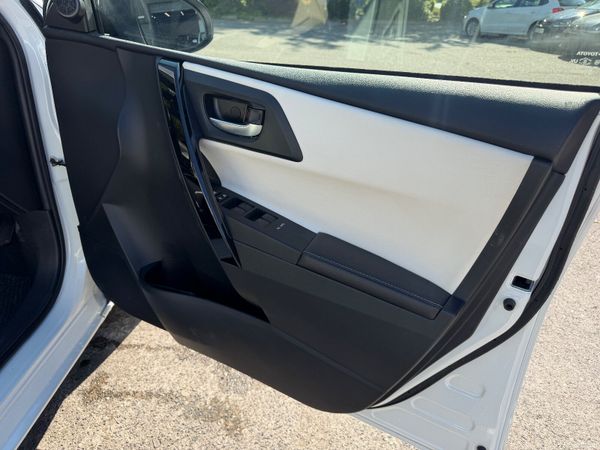 Toyota Auris Hybrid Great Spec! (Finance available 388472721
