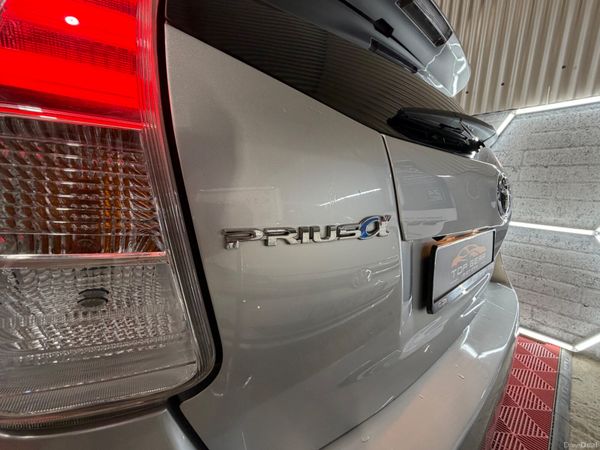 2015 Toyota Prius Alpha - 7 seat Petrol Hybrid 388928209