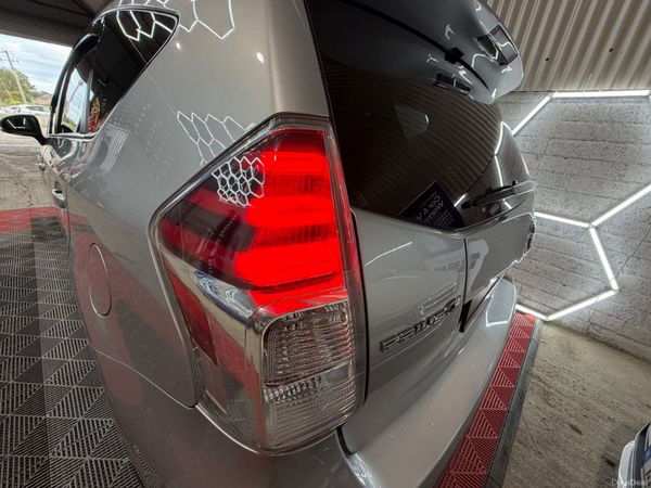 2015 Toyota Prius Alpha - 7 seat Petrol Hybrid 388928213