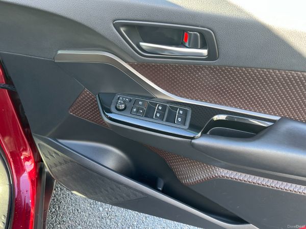 TOYOTA C-HR 2017, 1.8 HYBRID AUTO LOW KM HIGH SPEC 389320205