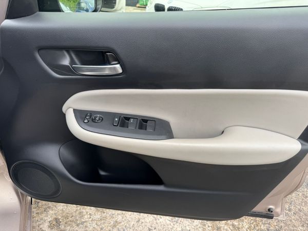 Honda Fit 1.5 Hybrid 24000 KM ONLY 2022 2 KEYS 389559597
