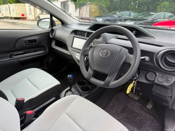 182 Toyota Aqua Hybrid 389519185