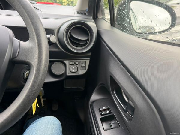 182 Toyota Aqua Hybrid 389519191