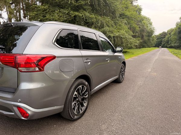 Mitsubishi Outlander 2017 PHEV Top Spec 389746439