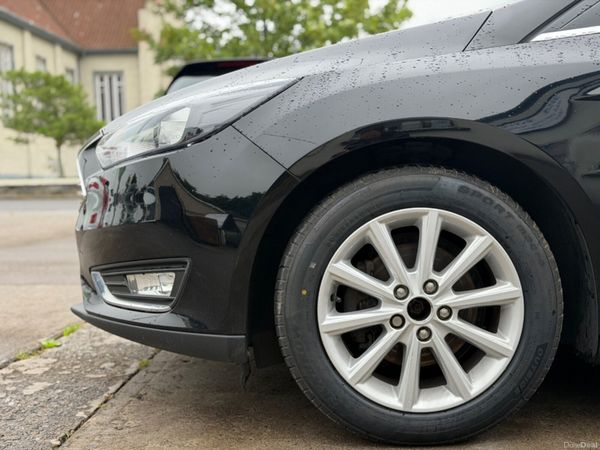 Ford Focus TITANIUM Excellent Condition 389942179