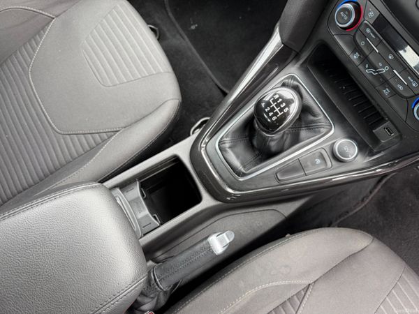 Ford Focus TITANIUM Excellent Condition 389942187