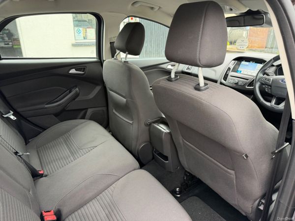 Ford Focus TITANIUM Excellent Condition 389942193