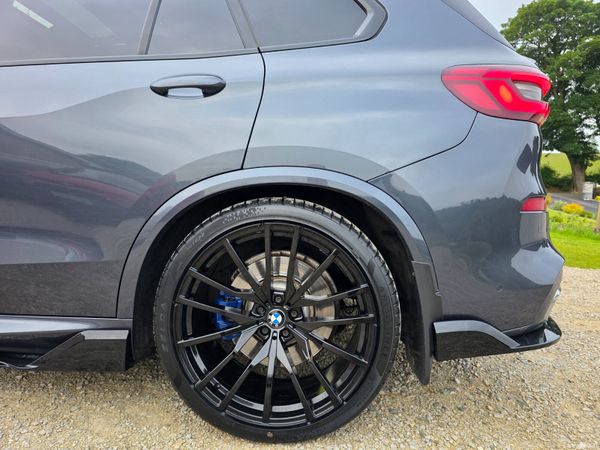 BMW X5 2019 390254575
