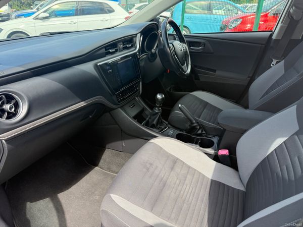 Toyota Auris 2016 390390617