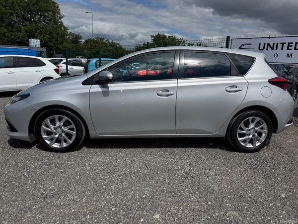 Toyota Auris 2016 390390629