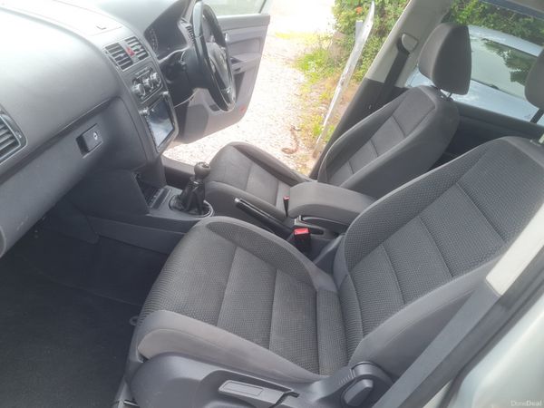 2010 Volkswagen Touran 1.6tdi 7 seater 390302789