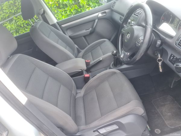 2010 Volkswagen Touran 1.6tdi 7 seater 390302821