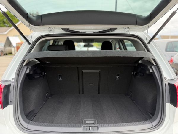 Volkswagen Golf High Spec AUTO 390334165