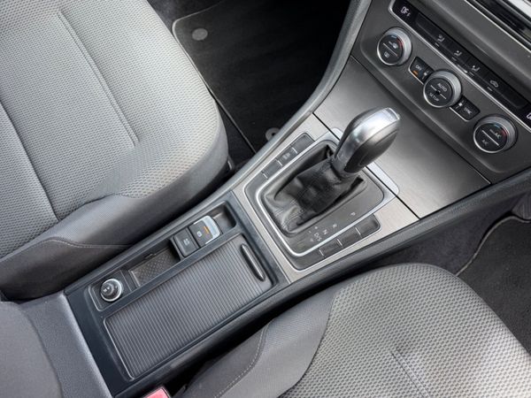 Volkswagen Golf High Spec AUTO 390334175