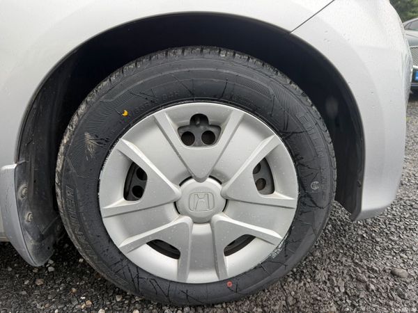 11 Honda Fit  HYBRID 390662329