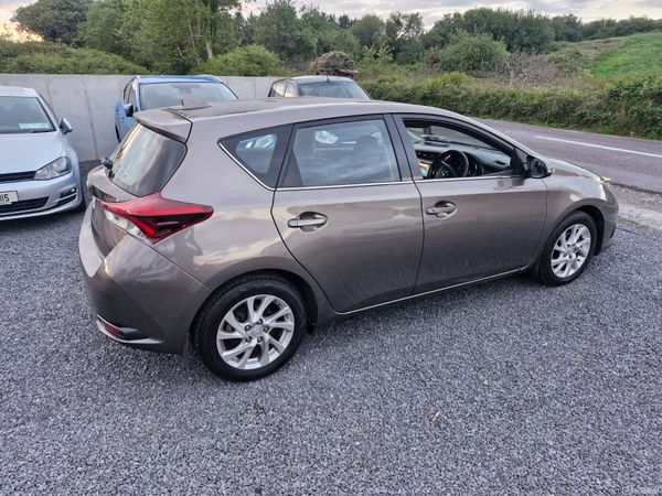 Toyota Auris 2017 390630933