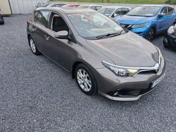 Toyota Auris 2017 390630935