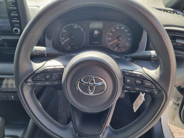 Toyota Yaris Hybrid  2020 390870359