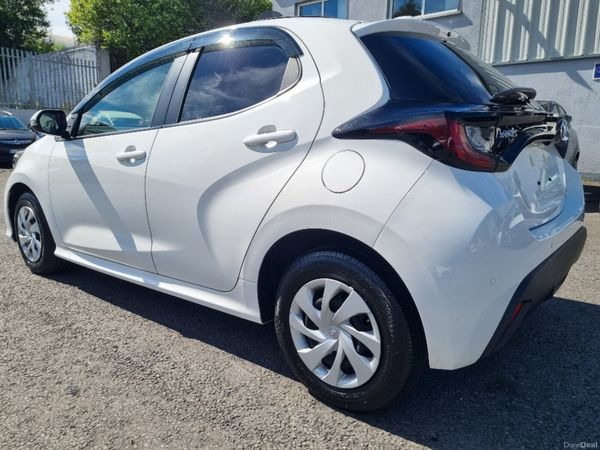 Toyota Yaris Hybrid  2020 390870339