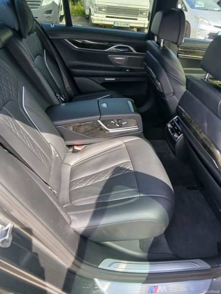 BMW 7-Series 2016 391007559