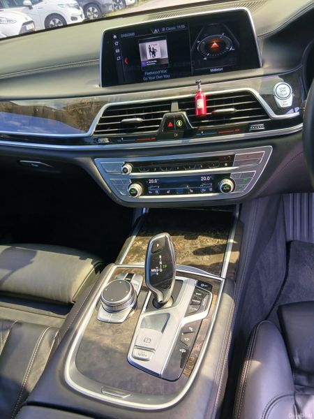 BMW 7-Series 2016 391007571