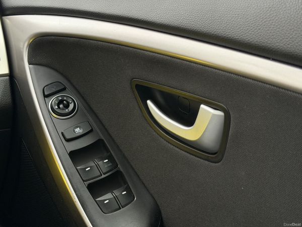 Hyundai i30 DELUXE 391379471