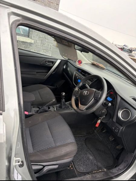 Toyota Auris 2015 391503243