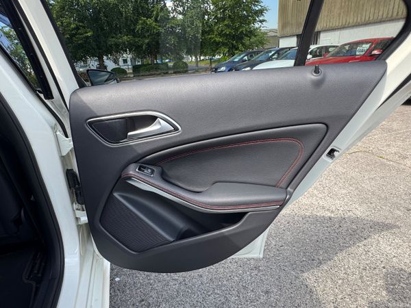 Mercedes A180 AMG SPORT 391698925