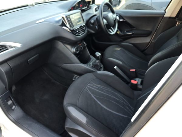 141 Peugeot 208 1.2 Petrol 392362111