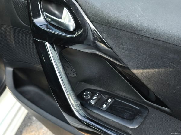 141 Peugeot 208 1.2 Petrol 392362117
