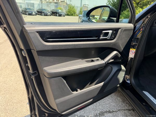 Porsche Cayenne 3.0 V6 Petrol Turbo 392512333