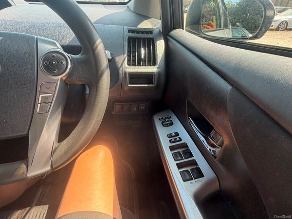 17 Toyota Prius Alpha 392512847