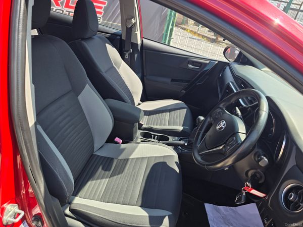 Toyota Auris 2016 392532821