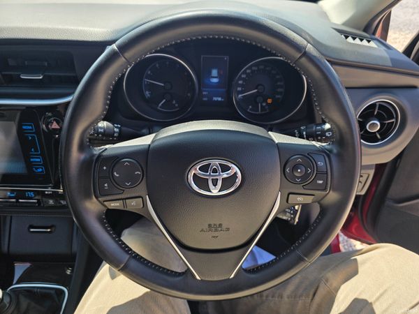 Toyota Auris 2016 392532825