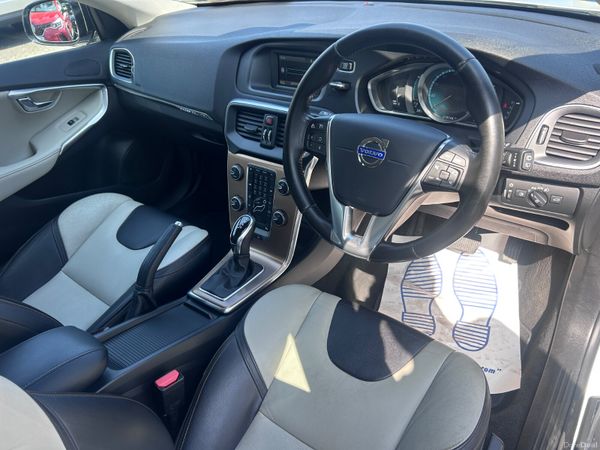 2014 VOLVO V40 1.6d CROSS COUNTRY SE LUX AUTO 392923169