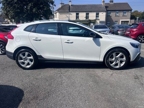 2014 VOLVO V40 1.6d CROSS COUNTRY SE LUX AUTO 392923171