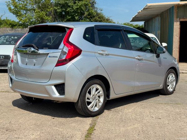 Honda Fit 1.5 hyrbid 63000kms 2014 393097717