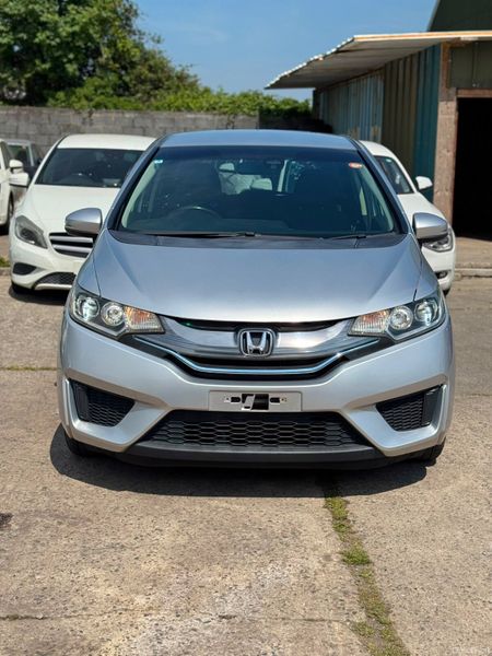 Honda Fit 1.5 hyrbid 63000kms 2014 393097727
