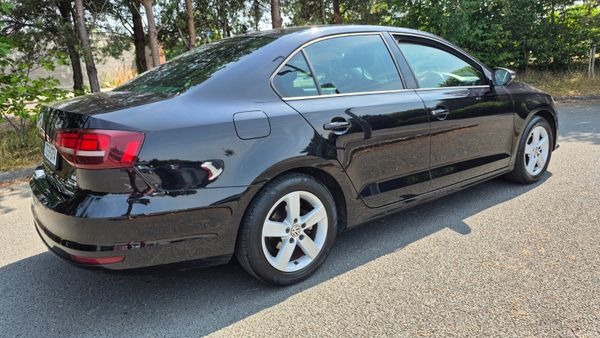 172 Volkswagen Jetta 2.0TDI LOW KM 393142069