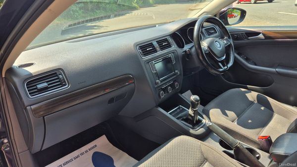 172 Volkswagen Jetta 2.0TDI LOW KM 393142075