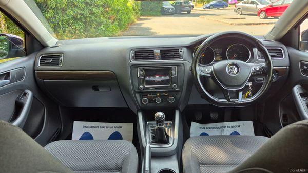 172 Volkswagen Jetta 2.0TDI LOW KM 393142079