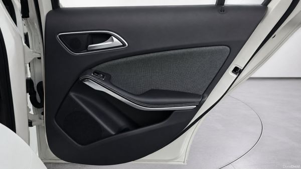 Mercedes-Benz A180 1.6L  Auto *apple carplay* 393237443
