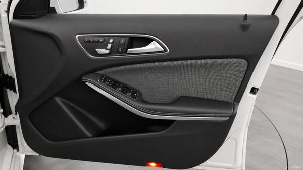 Mercedes-Benz A180 1.6L  Auto *apple carplay* 393237451