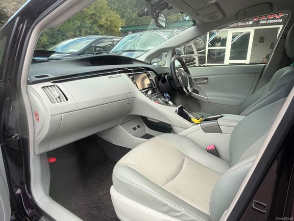 131 Toyota Prius Hybrid 393564231